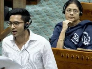 Read more about the article लोकसभा में पेपर लीक बिल पर गरमाई बहस: महुआ को स्पीकर ने टोका, प्रियंका-निशिकांत में तीखी नोकझोंक, अखिलेश ने सरकार की नीयत पर उठाए सवाल