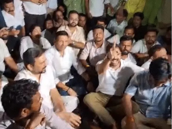 MP विधानसभा में कांग्रेस का बड़ा विरोध प्रदर्शन: राहुल गांधी की गिरफ्तारी के खिलाफ विधायक धरने पर बैठे, जीतू पटवारी ने मंत्री कैलाश विजयवर्गीय से माफी की मांग की
