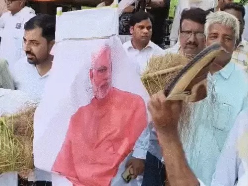 NEET पेपर लीक के विरोध में देशभर में उग्र प्रदर्शन, पटना में कांग्रेस-बीजेपी समर्थकों के बीच झड़प, कई राज्यों में पुलिस कार्रवाई