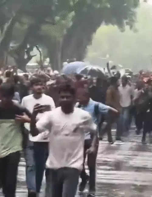 संसद मार्च पर बवाल: CJP प्रदर्शनकारियों और पुलिस में टकराव, आंसू गैस व लाठीचार्ज के बाद कई हिरासत में; दिल्ली में बढ़ी सुरक्षा