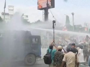 Read more about the article बिहार में छात्रों के समर्थन में RJD का बड़ा प्रदर्शन, तेजस्वी यादव हिरासत में; वाटर कैनन से रोका मार्च
