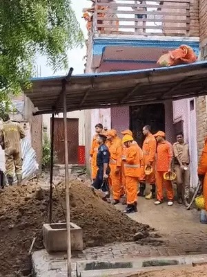 कानपुर में घर का आंगन धंसा, 25 फीट गहरे गड्ढे में गिरी युवती की मौत; 7 घंटे चला रेस्क्यू ऑपरेशन